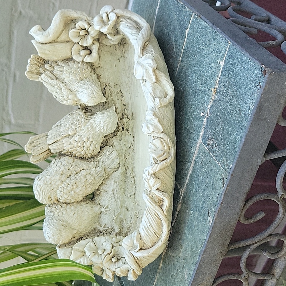 Four Resin Birds At Birdbath. Use As Jewelry Or Trinket Dish. Great Condition